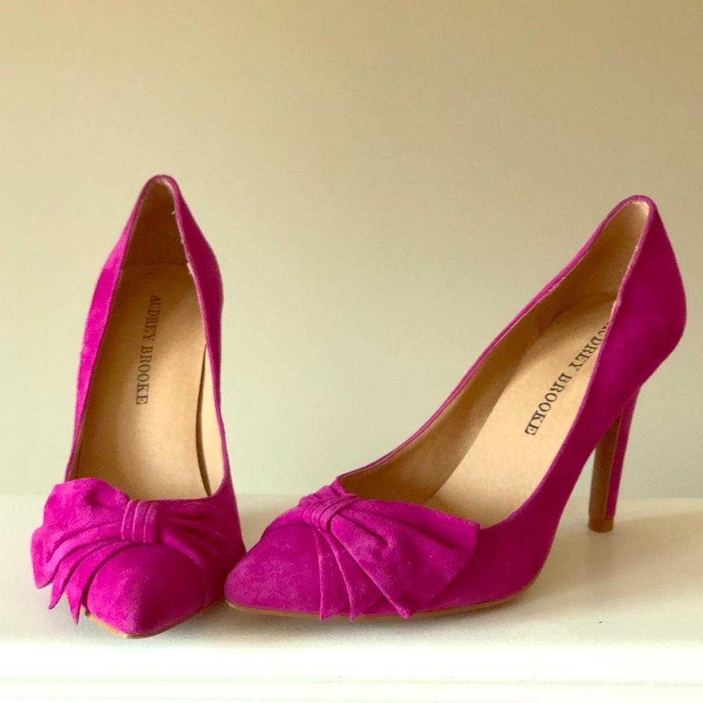 Pink suede heels with bow detail